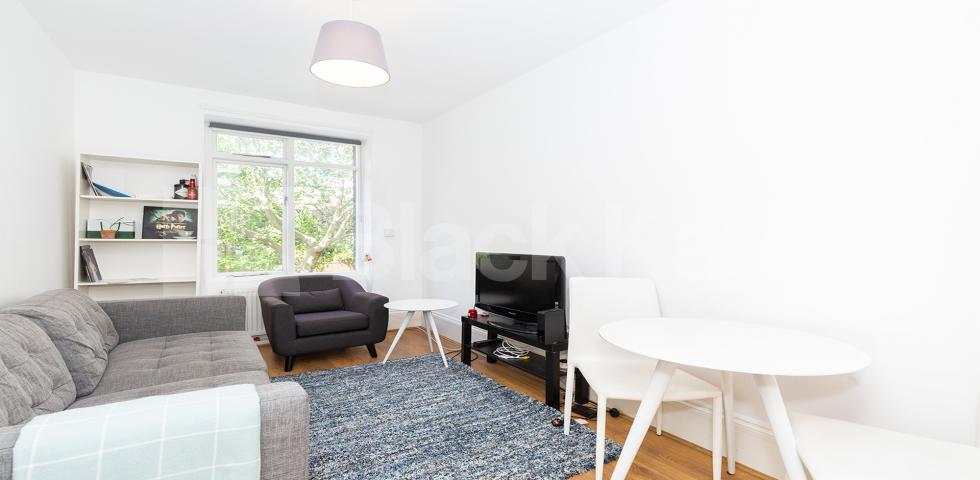 			CENTRAL LOCATION, 3 Bedroom, 1 bath, 1 reception Maisonette			 Compton Street EC1, CLERKENWELL / FARRINGDON